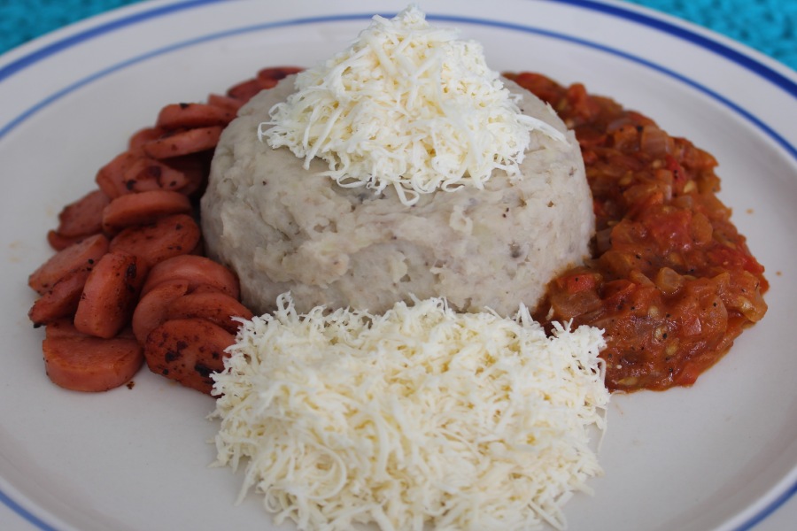 Cayeye con ahogao, salchicha ranchera y queso costeño.